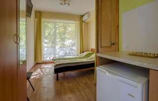 Гостевой дом Лаванда Алушта Двухместный номер с 1 кроватью и балконом (для 2 взрослых и 1 ребенка)-17